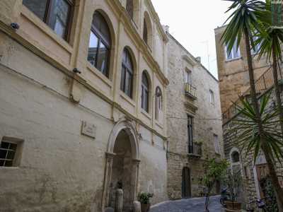 Accanto alla balconata ammiriamo in alto un elegante doppio loggiato, ad arcate sovrapposte, scandito da lesene e cornici marcapiano